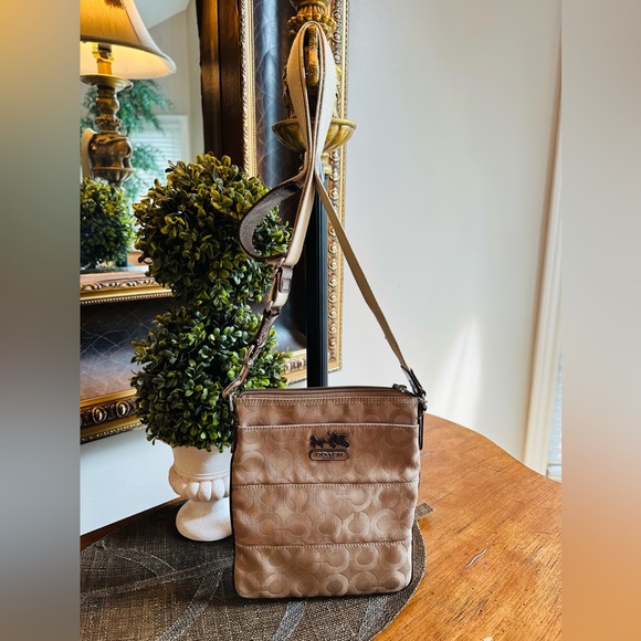 Coach Handbags - 🛍️🛍️ COACH MESSENGER KHAKI CROSSBODY IN GOOD CONDITION 💛 SIGNATURE CANVAS 🌟